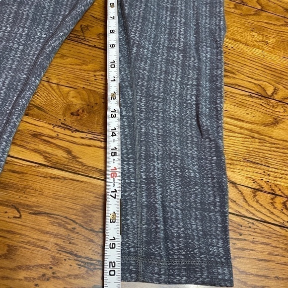 Lululemon Wunder Under Heathered Herringbone Pattern Gray Cropped Tight Size 6. - Picture 8 of 9